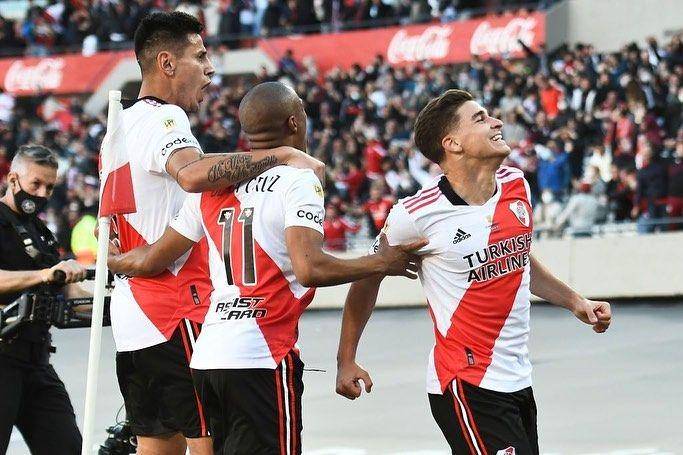 Julian Alvarez (kanan) sedang selebrasi setelah mencetak gol. (instagram.com/juliaanalvarez)