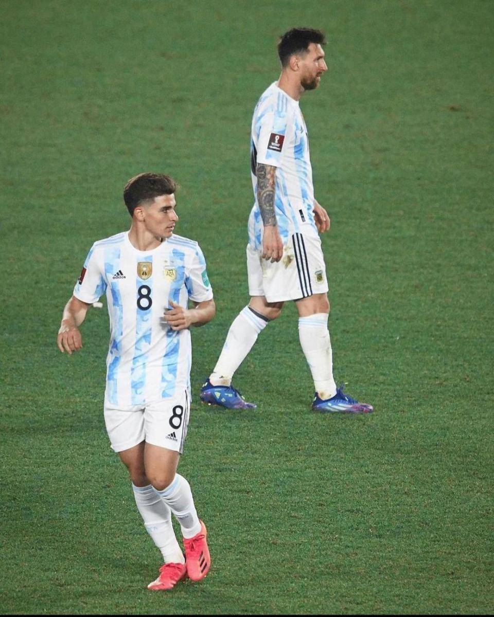 Julian Alvarez bersama Lionel Messi di timnas senior Argentina. (instagram.com/juliaanalvarez)