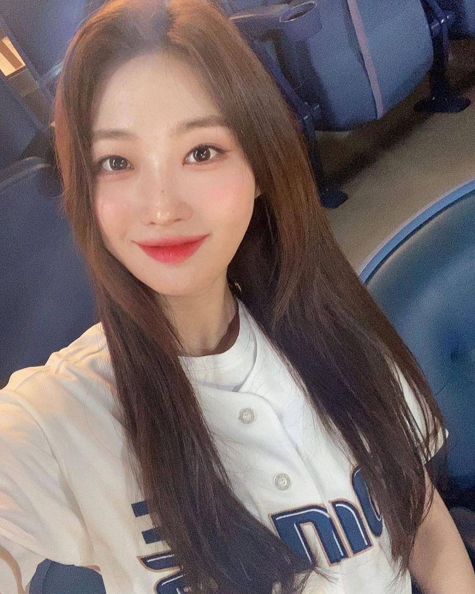 Sihyeon Everglow (instagram.com/official_everglow)