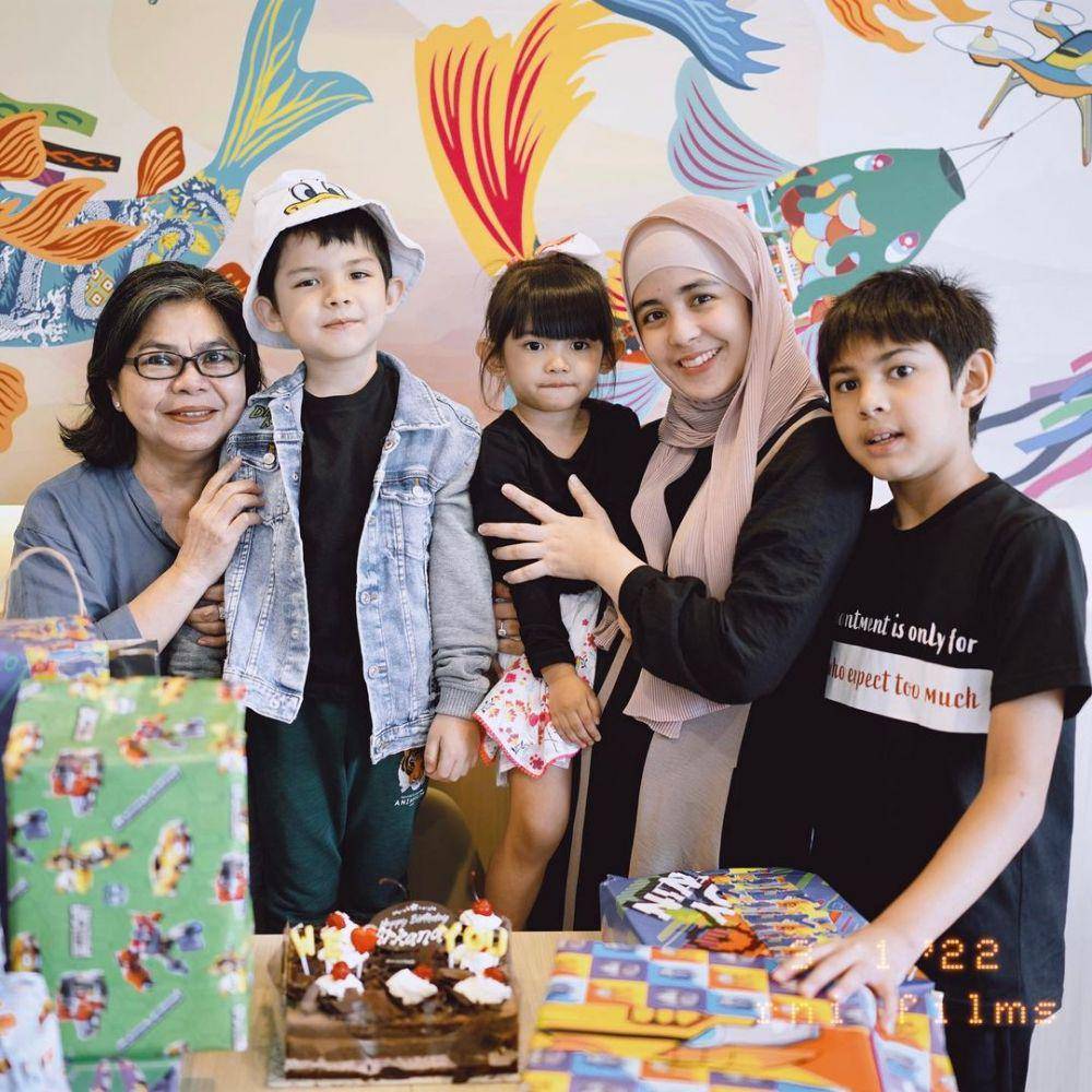 potret Risty Tagor dan ketiga anaknya (instagram.com/ristytagor)