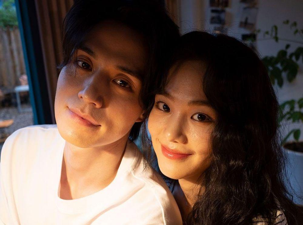 9 Potret Kompak Lee Dong Wook-Han Ji Eun di Balik Layar Bad and Crazy