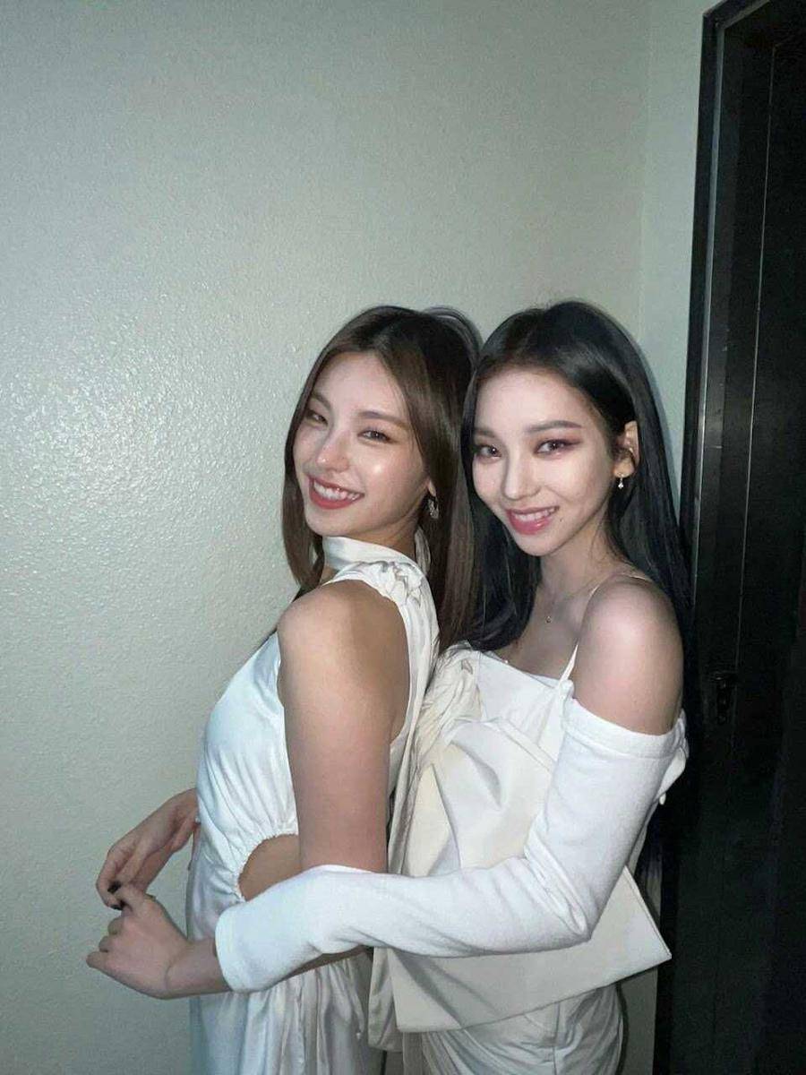 Karina dan Yeji (Twitter.com/soshirevelae)