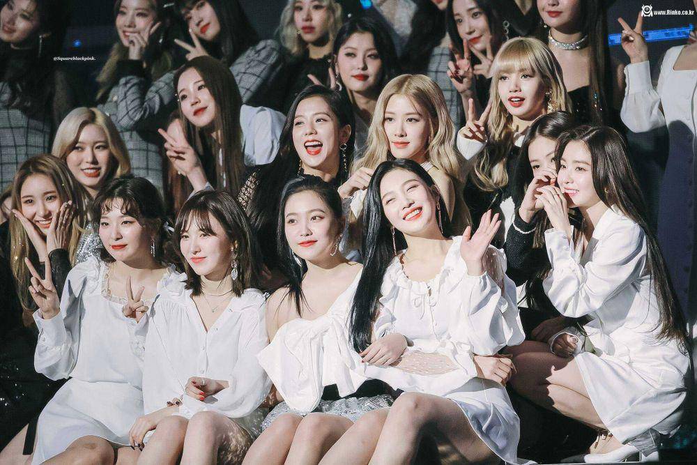 Red Velvet dan Blackpink (Twitter.com/hourlyrv)