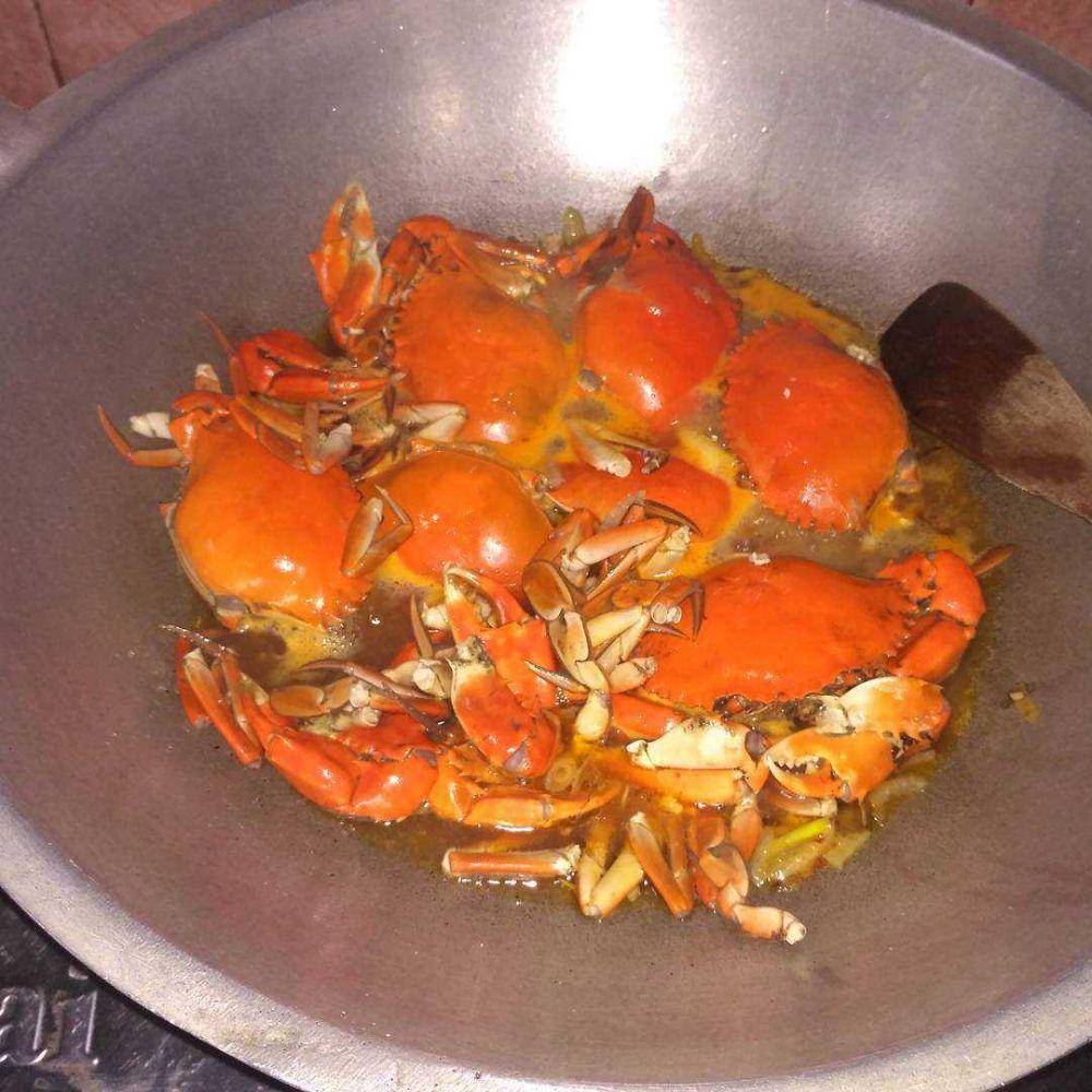 menggoreng kepiting (instagram.com/indarwatidewi)