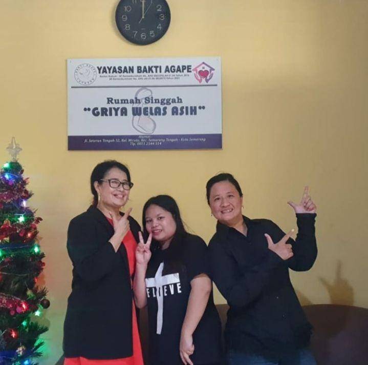 Rosalia bersama relawan Griya Welas Asih/Instagram @GriyaWelasAsih