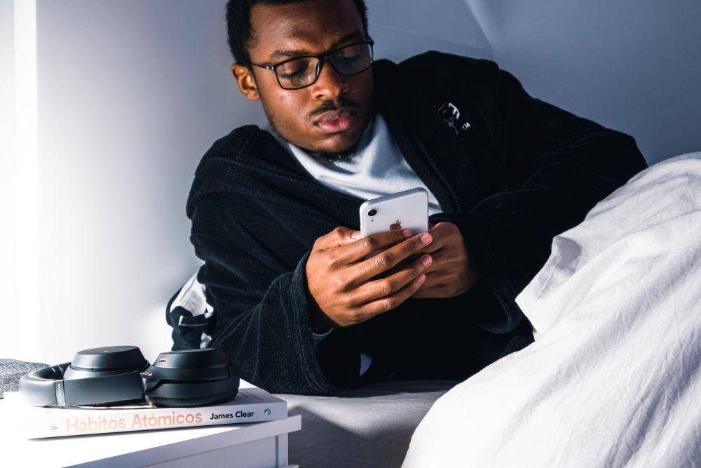 ilustrasi menggunakan gadget di malam hari (unsplash.com/NubelsonFernandes)