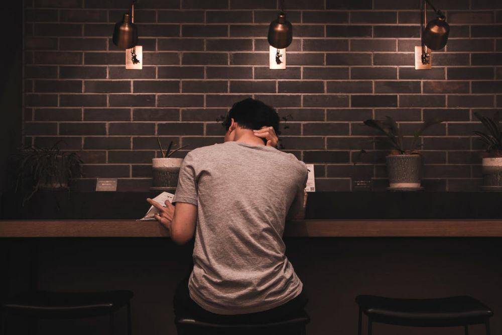 ilustrasi pembaca yang sedang duduk (pexels.com/Muhammad Rifki Adiyanto)