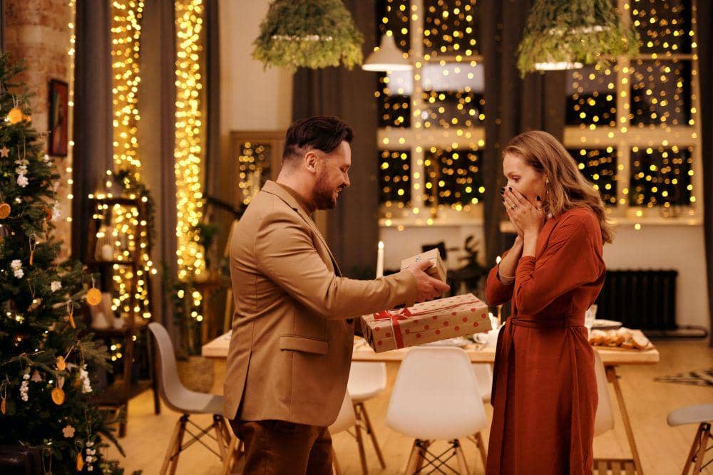 ilustrasi memberi kado (pexel.com/Nicole Michalou)