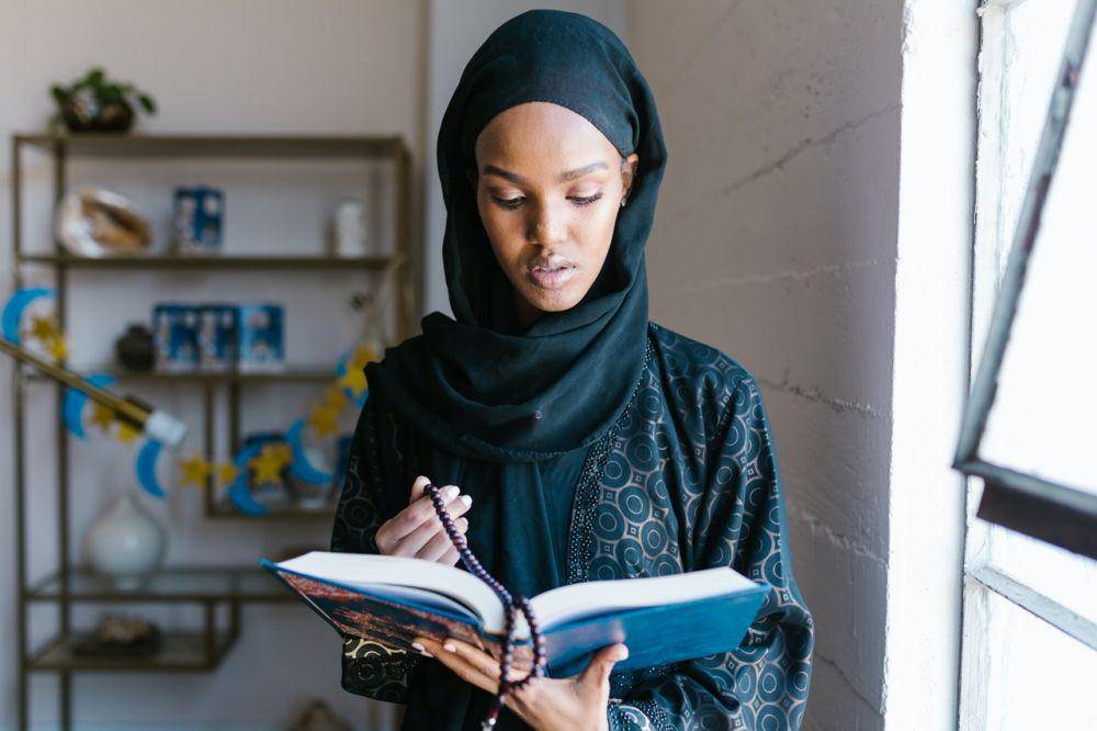 ilustrasi wanita muslim berzikir dan mengingat Allah (pexels.com/RODNAE Productions)