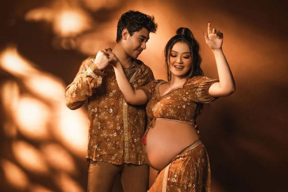 10 Gaya Maternity Siti Badriah dan Krisjiana, Usung Dua Konsep Etnik
