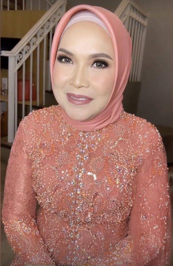 Busana dan makeup Umi Kalsum. (instagram.com/firmanuchilmakeup)
