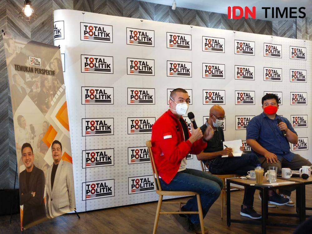 Politikus PSI, Rian Ernest (jaket merah) (IDN Times/Ilman Nafi'an)