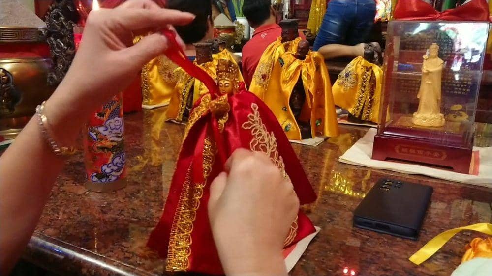 Baju Dewa di Klenteng diganti warna merah. IDN Times/ Bramanta Pamungkas