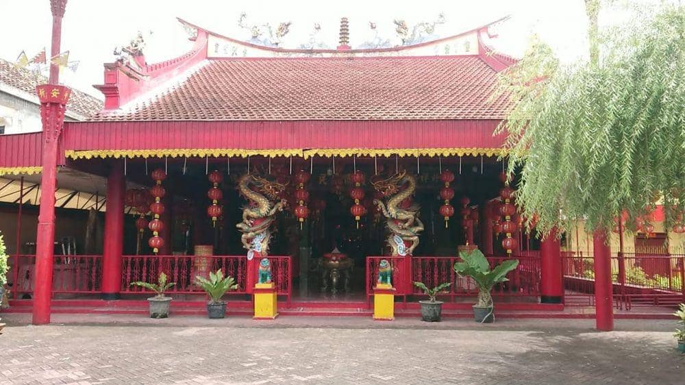 Sambut Imlek, Baju Dewa di Klenteng Tulungagung Diganti Warna Merah
