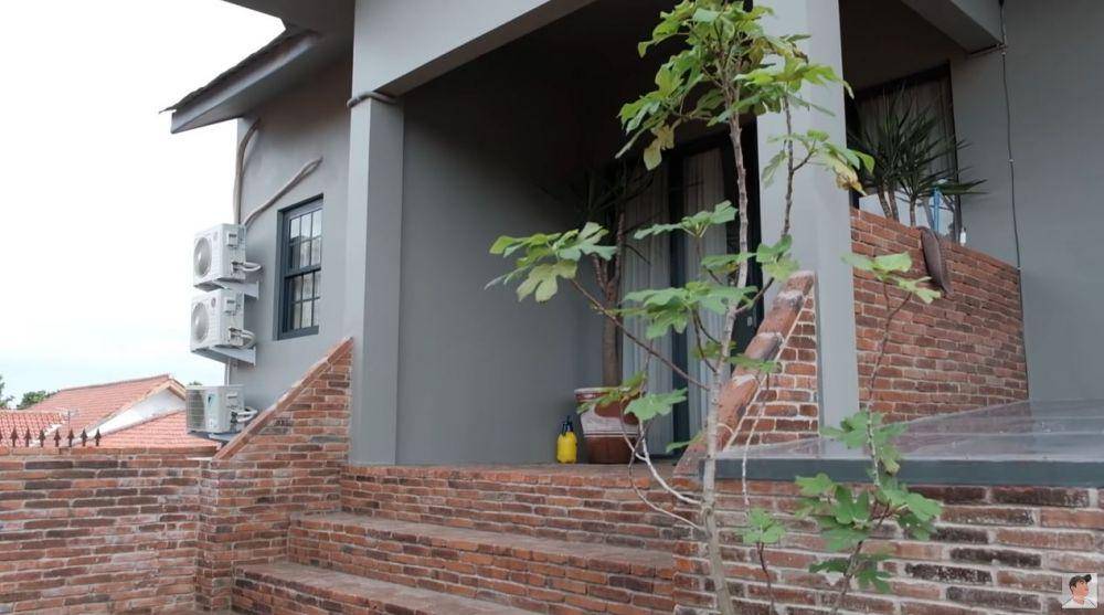 detail rumah Arya Saloka (YouTube.com/Sing Kye)