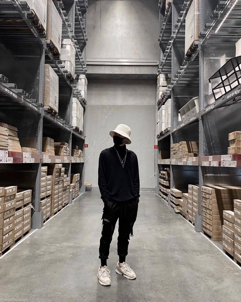 OOTD dengan topi ala Prom Ratchaphat ( instagram.com/anotherboytj)