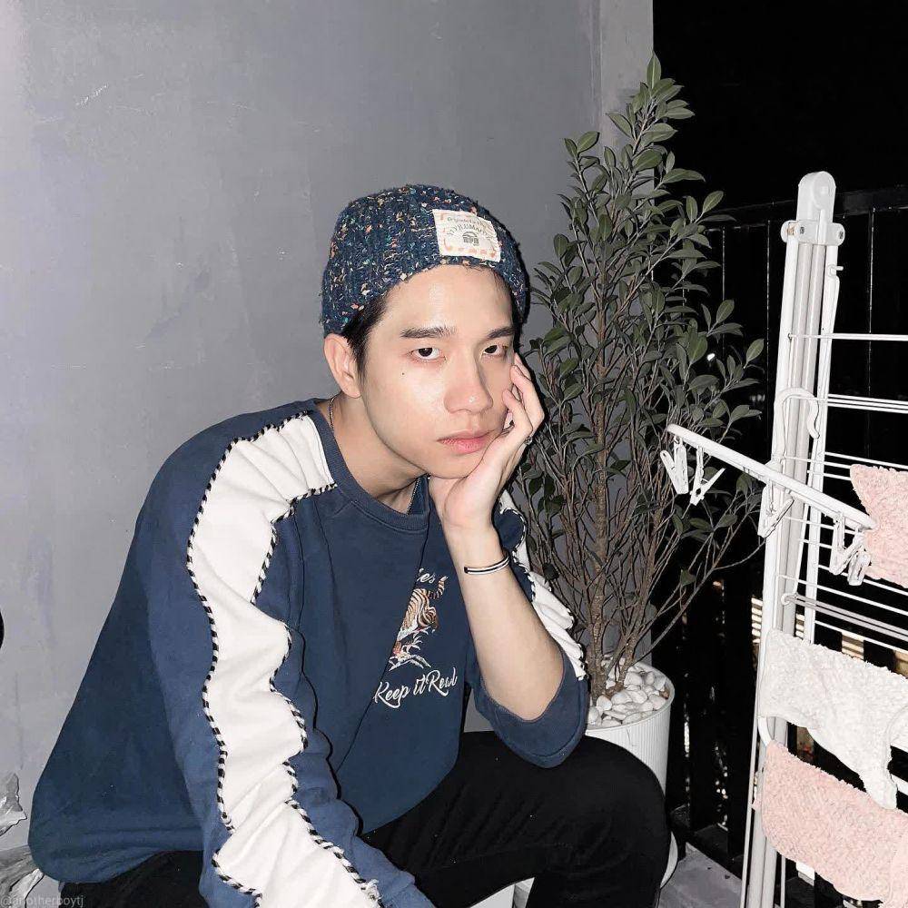 OOTD dengan topi ala Prom Ratchaphat ( instagram.com/anotherboytj)
