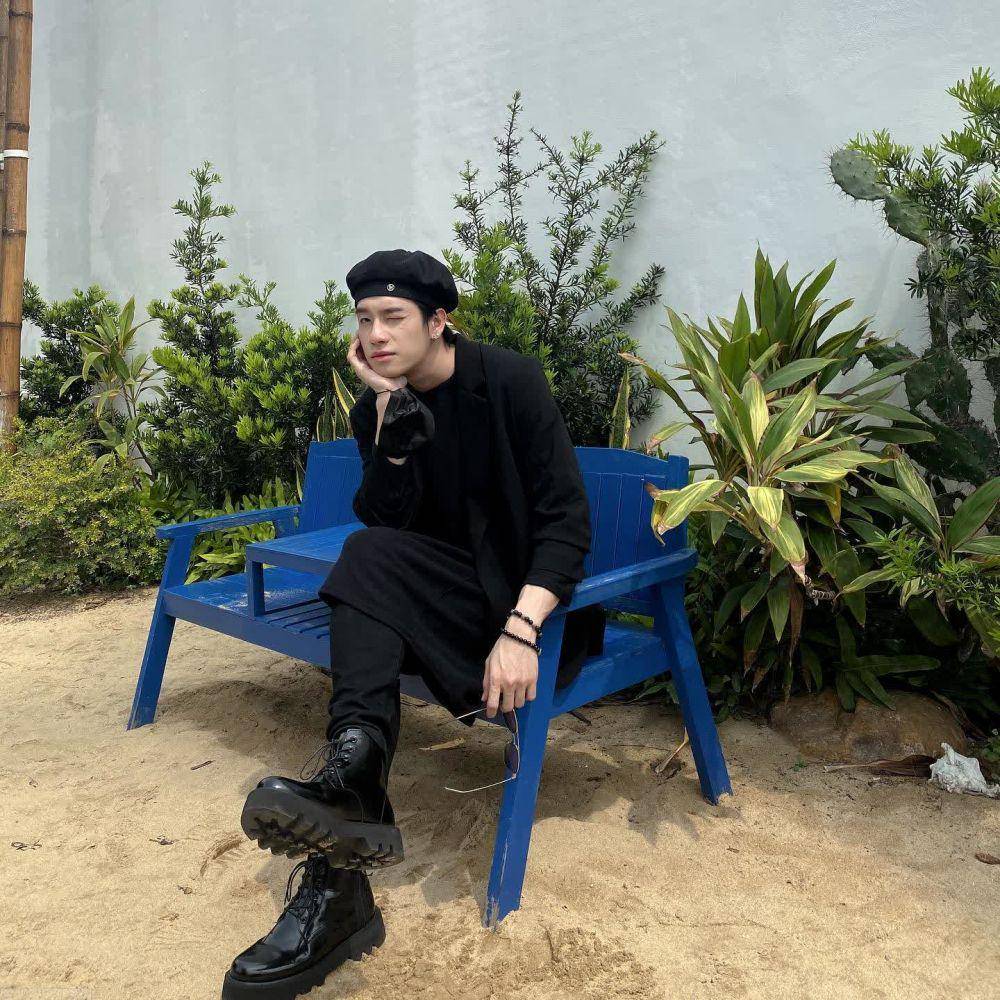 OOTD dengan topi ala Prom Ratchaphat ( instagram.com/anotherboytj)
