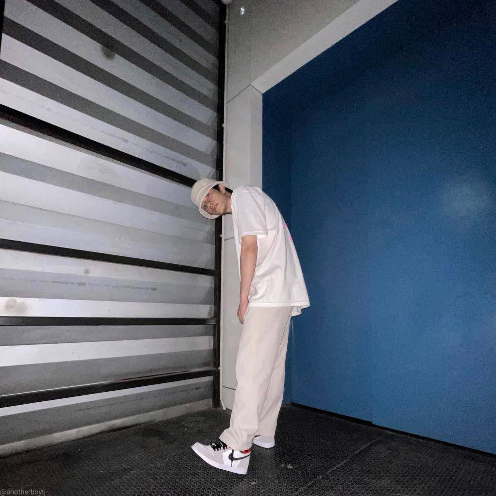 OOTD dengan topi ala Prom Ratchaphat ( instagram.com/anotherboytj)