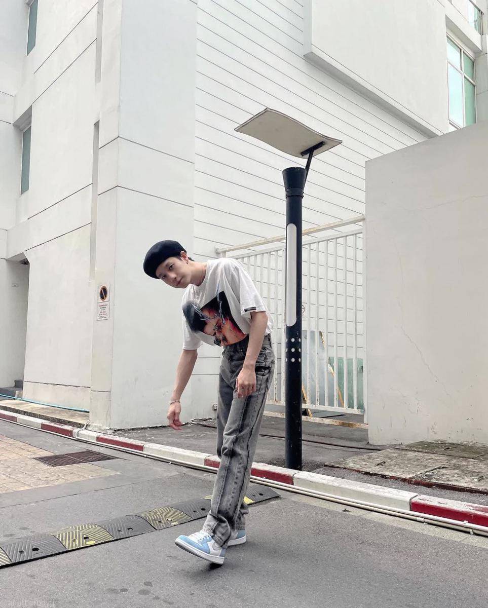 OOTD dengan topi ala Prom Ratchaphat ( instagram.com/anotherboytj)