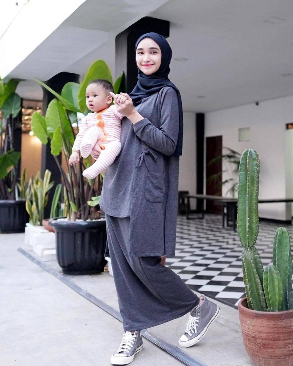 potret Bella Almira dan buah hati (instagram.com/bellmirs)