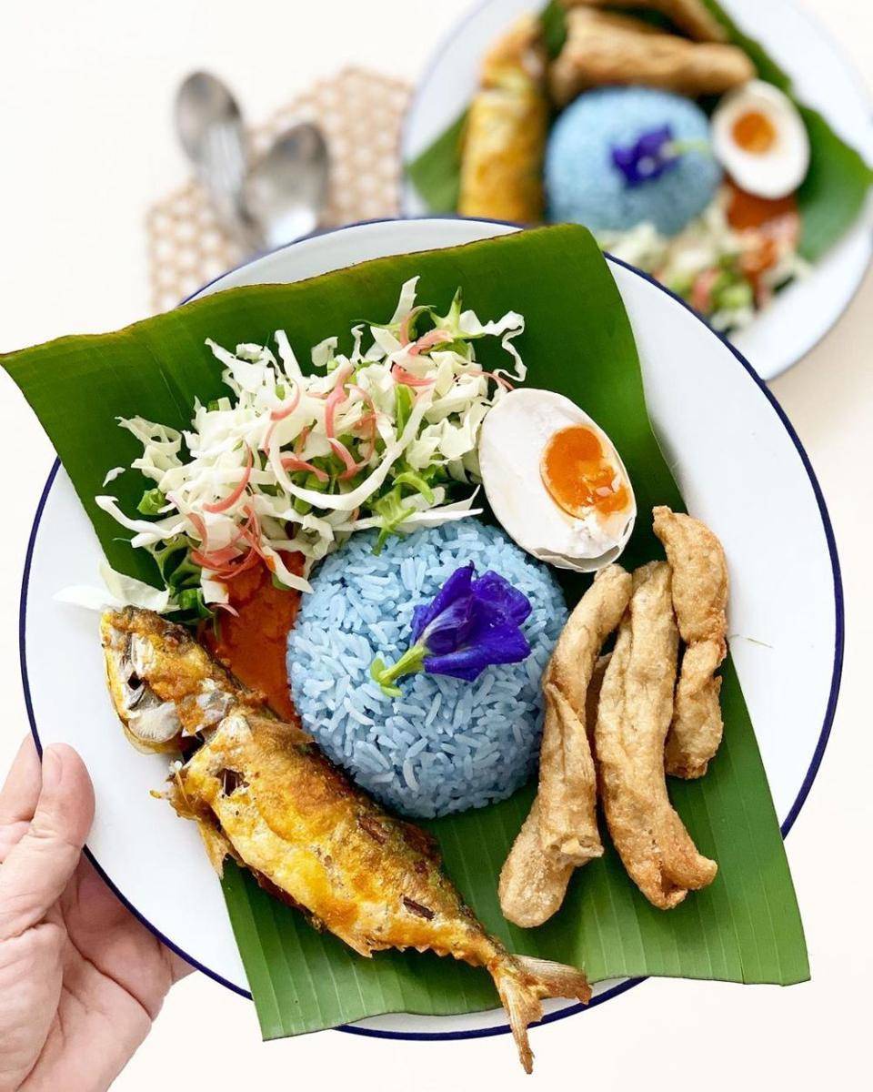 nasi kerabu (instagram.com/sonianll)