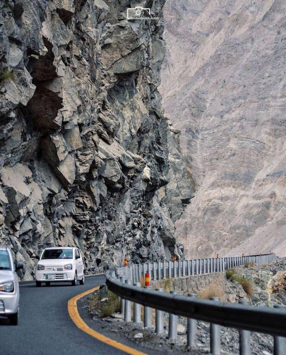 The Karakoram Highway (instagram.com/shamsher.niazi)