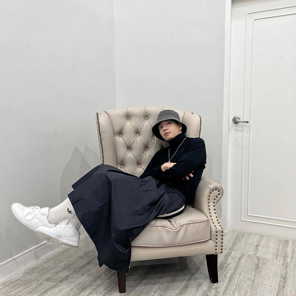 OOTD dengan topi ala Prom Ratchaphat ( instagram.com/anotherboytj)