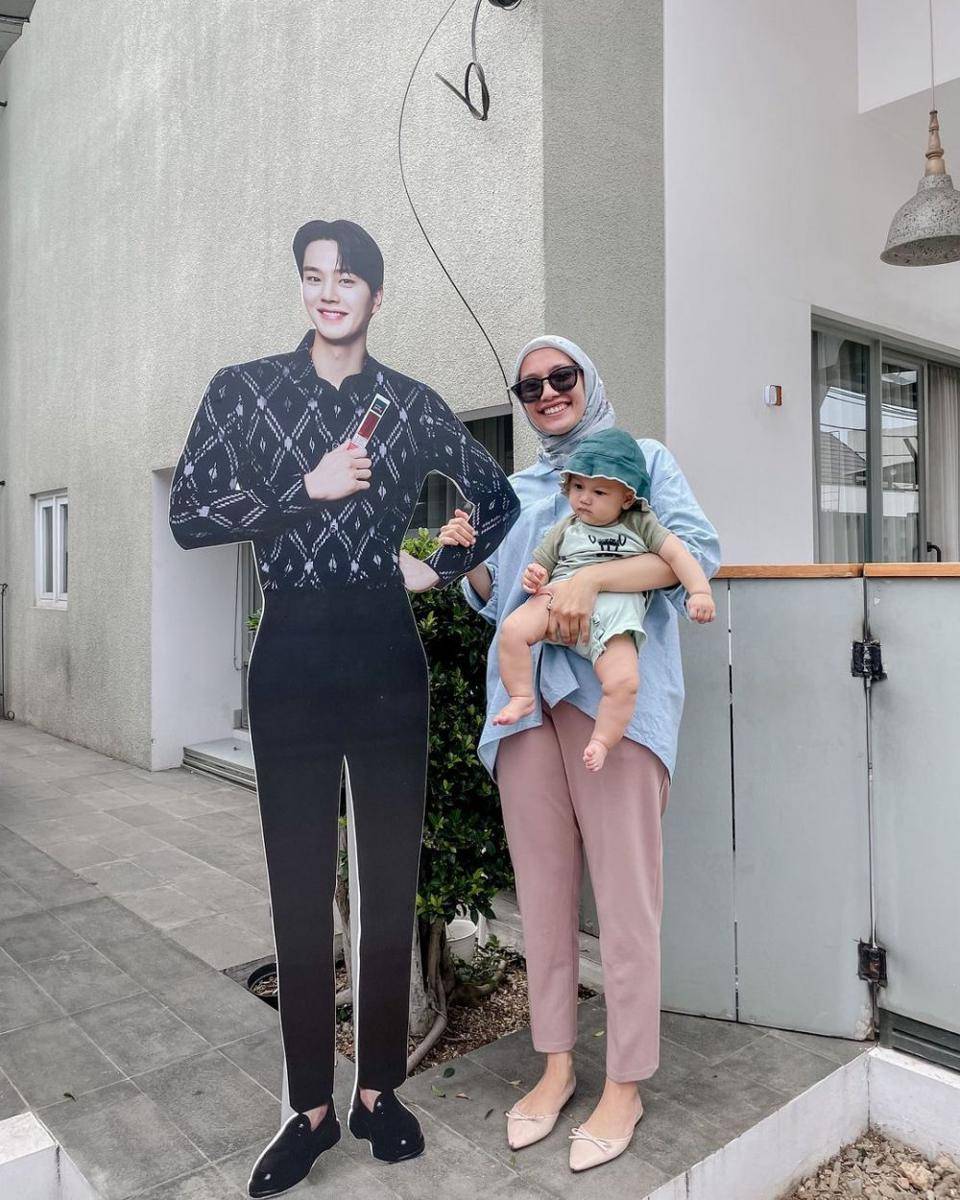 potret Mega Iskanti dan buah hati (instagram.com/megaiskanti)