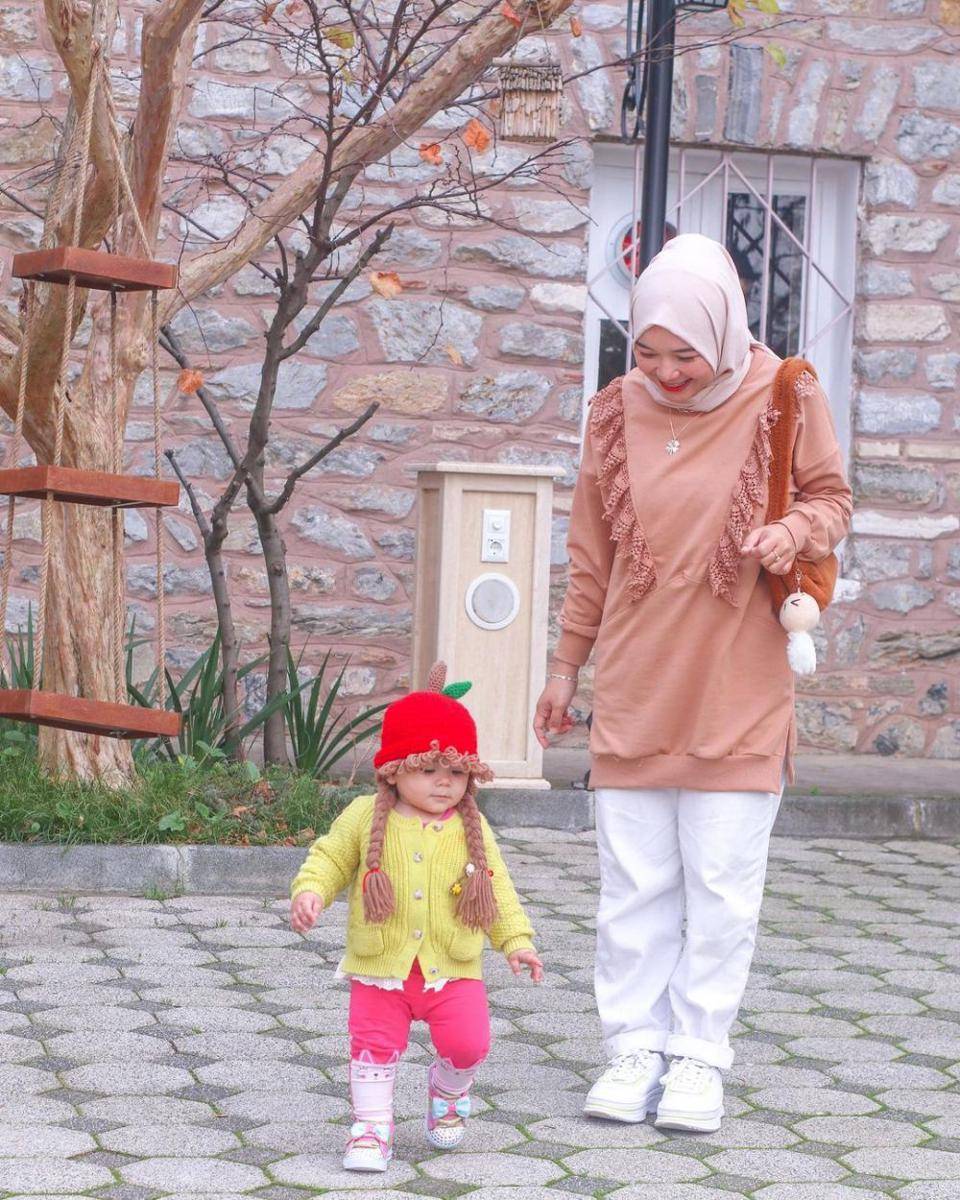 potret Isti Alqadri dan buah hati (instagram.com/istialqadri)
