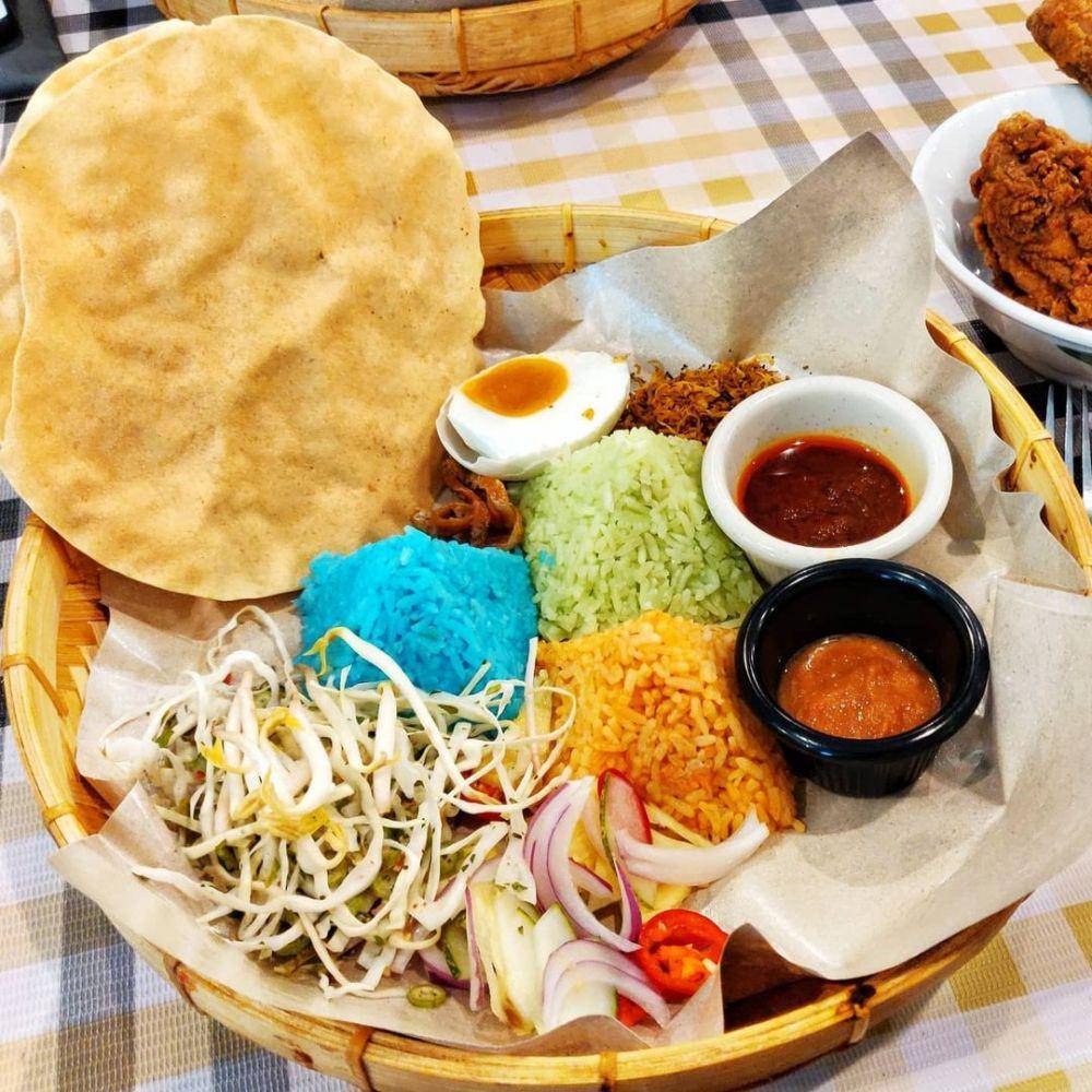 nasi kerabu (instagram.com/hidden.gems.my)