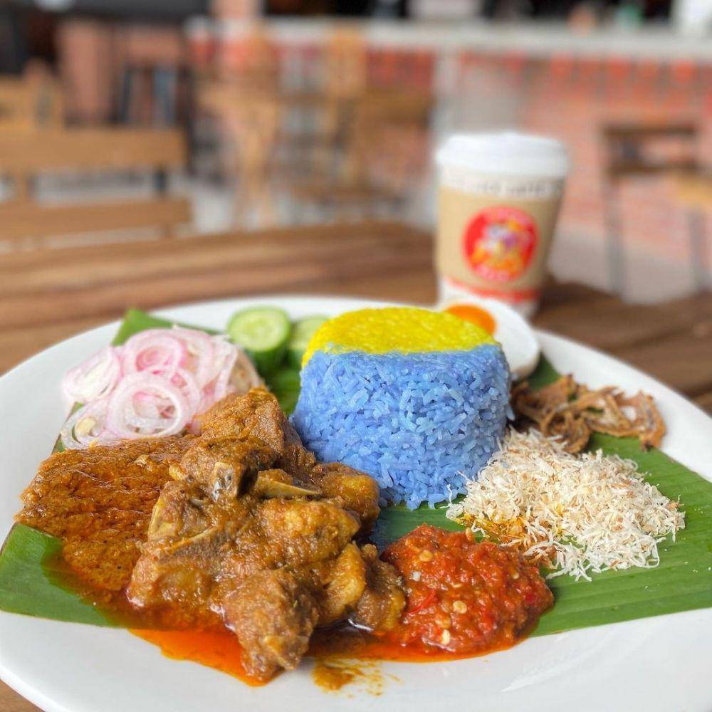 nasi kerabu (instagram.com/atogamingcafe)