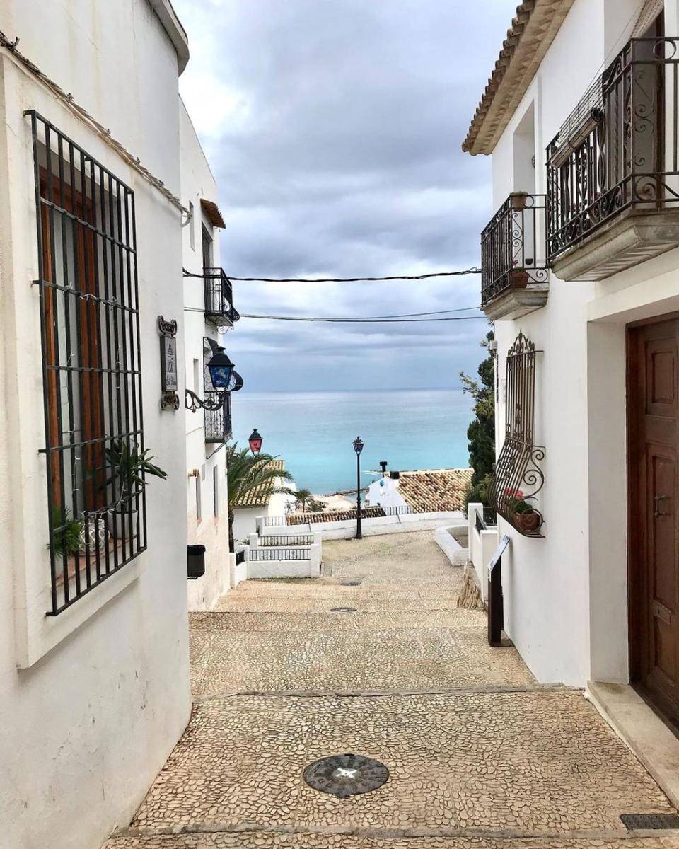 Desa Altea di Spanyol (instagram.com/szilvia_mostdays)