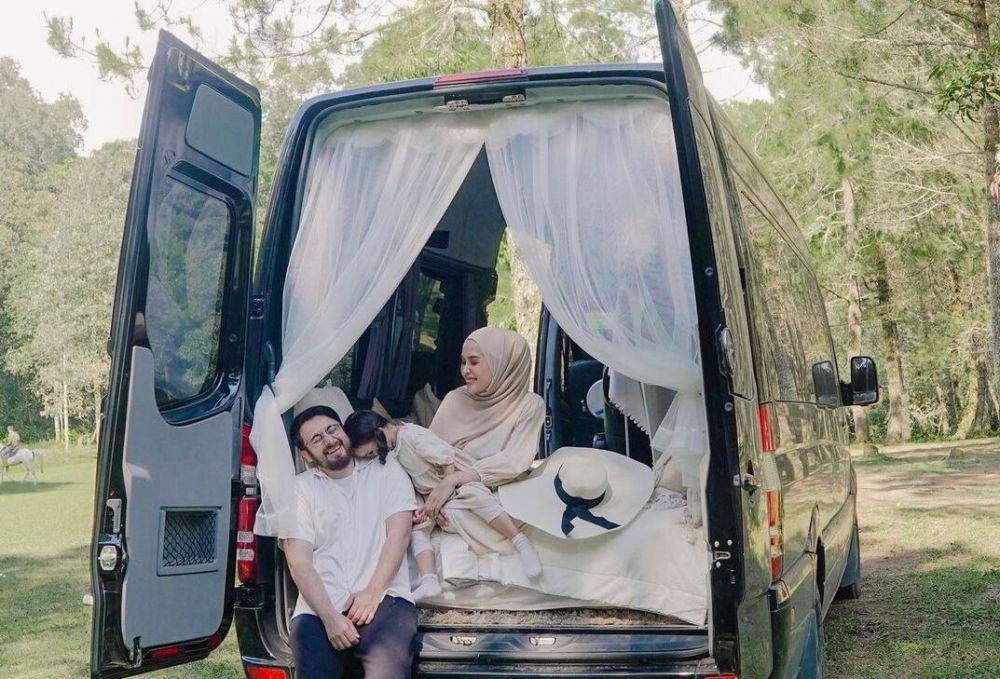 9 Potret Keluarga Hamidah Rachmayanti Berkemah dengan Campervan, Lucu!