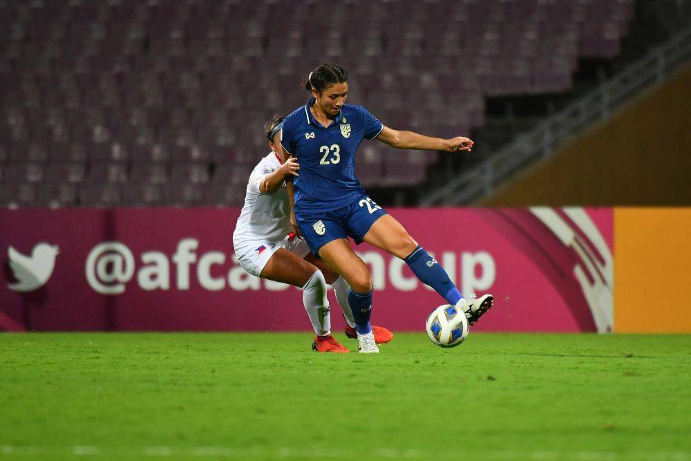 Pemain Thailand (biru) coba melewati adangan pemain Filipina di laga Piala Asia Wanita 2022. (the-afc.com)