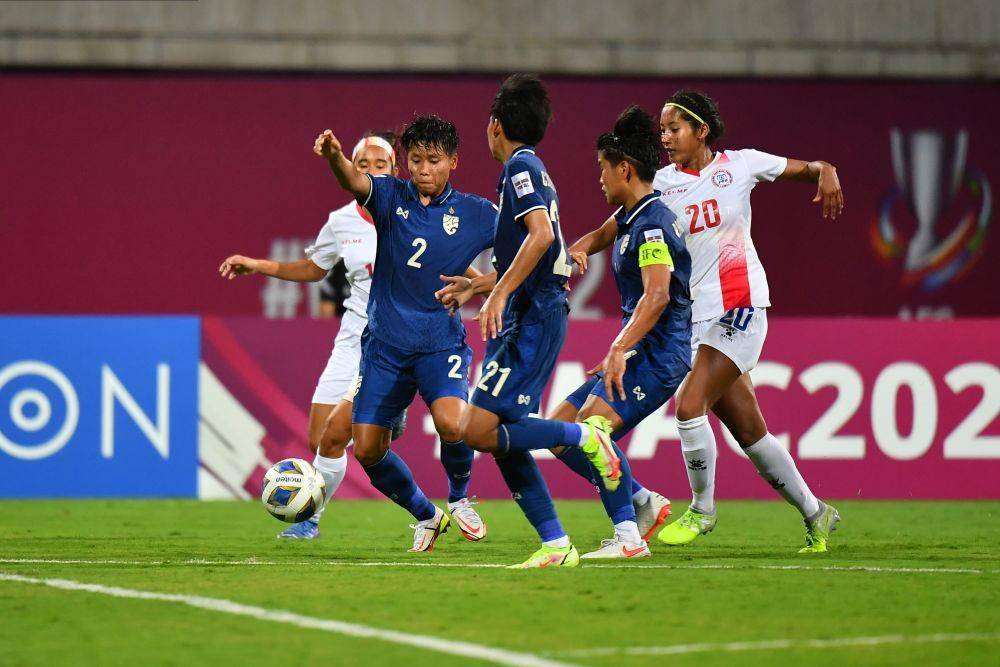 Pemain Thailand (biru) coba melewati adangan pemain Filipina di laga Piala Asia Wanita 2022. (the-afc.com)
