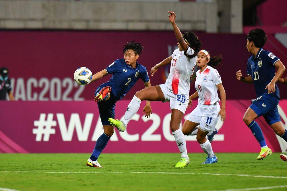 Pemain Thailand (biru) coba melewati adangan pemain Filipina di laga Piala Asia Wanita 2022. (the-afc.com)