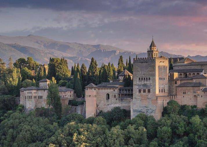 Alhambra (instagram.com/hamad_dndrn)