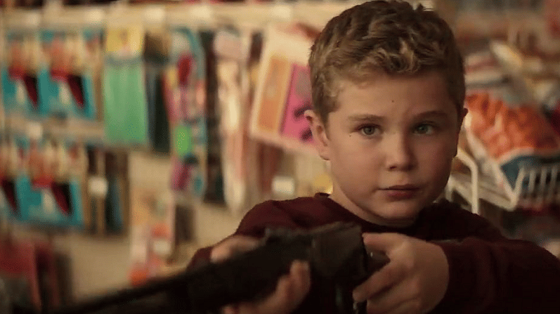 Clint Barton kecil meleset saat mencoba menembak pemilik pom bensin. (Dok. Marvel Studio/Hawkeye)