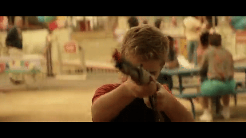 Clint Barton mencoba permainan menembak di adegan yang dihapus. (Dok. Marvel Studio/Hawkeye)