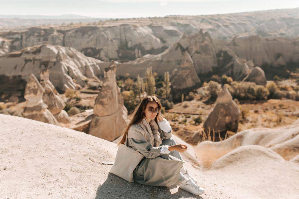 ilustrasi seorang wanita bersantai di Cappadocia (pexels.com/Pavel Danilyuk)