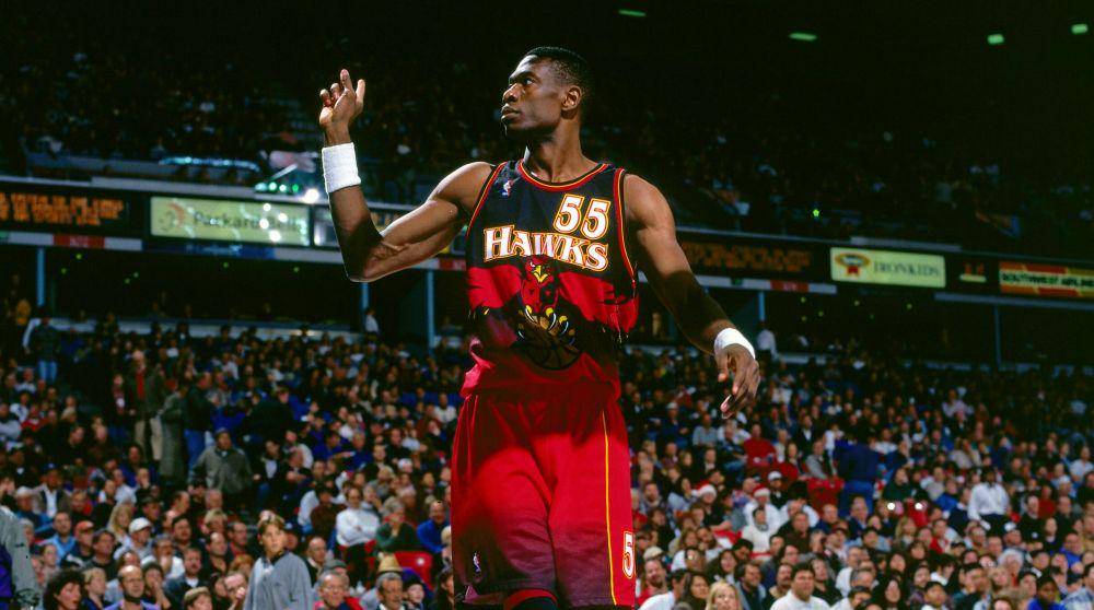 Dikembe Mutombo, center, terkenal sebagai pemain bertahan terbaik di NBA pada 1990-an. (nba.com)