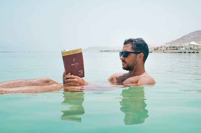 5 Tips Aman Berenang di Laut Mati, Bisa Fatal Kalau Tidak Hati-hati