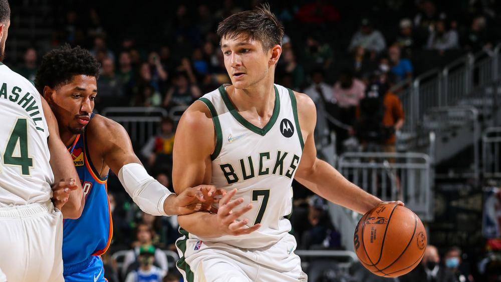 Grayson Allen membela Milwaukee Bucks di NBA 2021/2022. (nba.com)