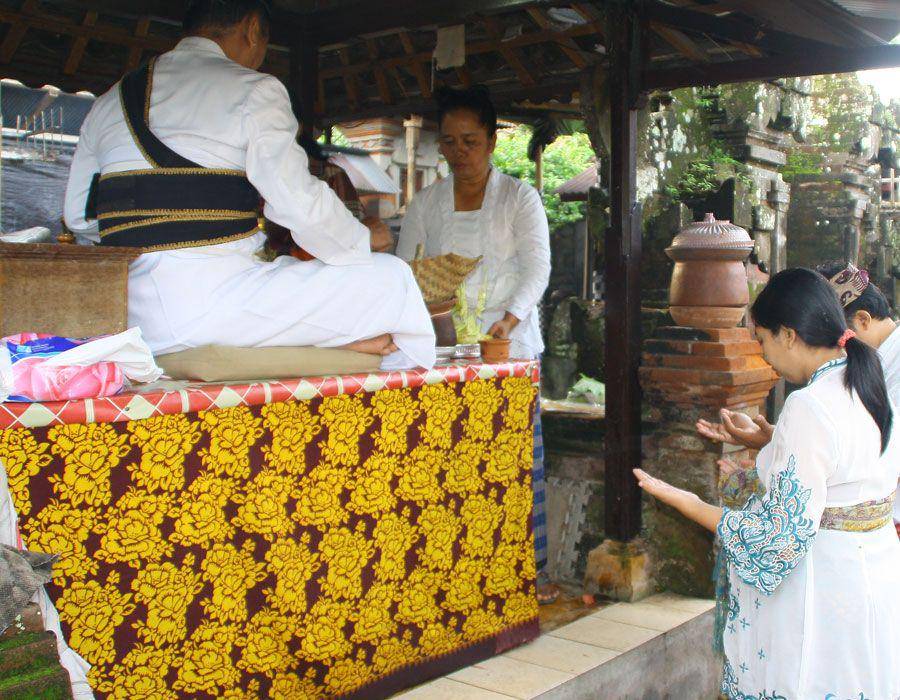 Upacara magedong-gedongan untuk perempuan hamil. (Dok. Pribadi/Ari Budiadnyana)