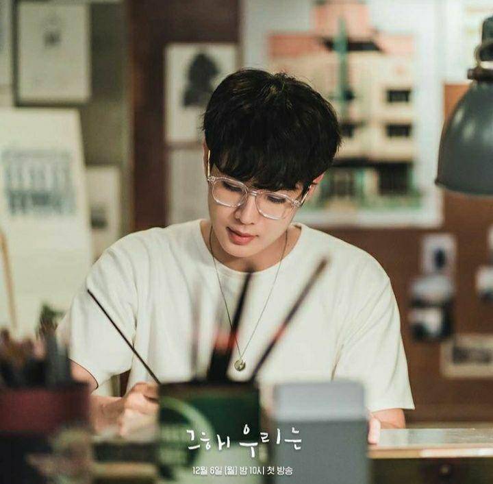 Choi Woo Shik dalam cuplikan drama korea our beloved summer (instagram.com/sbsdrama.official)