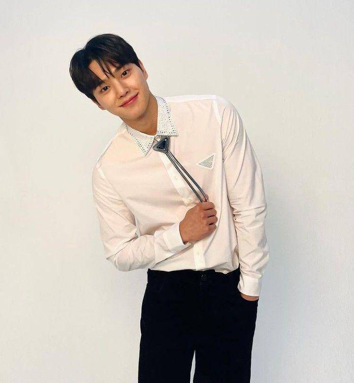 Song Kang (instagram.com/songkang_b)