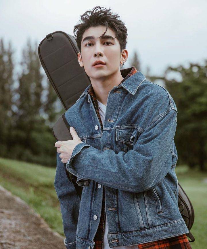 Mew Suppasit (instagram.com/mewsuppasit)