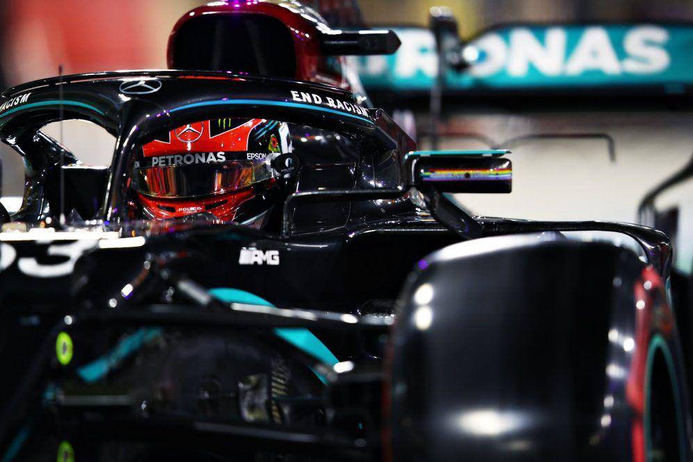 Pembalap Mercedes George Russell menyetir mobilnya pada GP Sakhir 2020. (formula1.com)