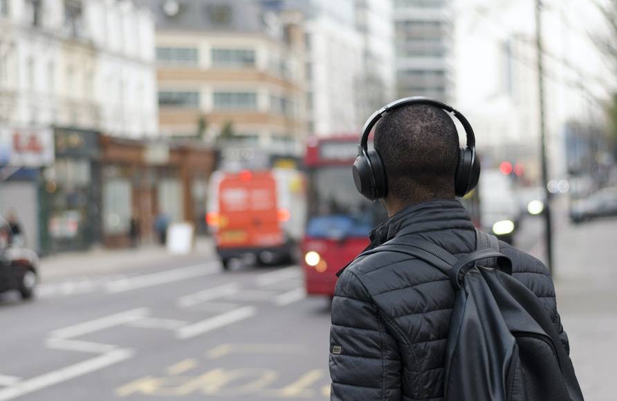 Ilustrasi mendengarkan musik (unsplash.com/Henry Be)